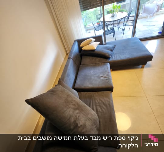 ספה אפורה עם כריות על רצפת אריחים